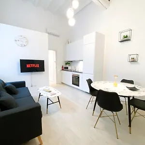 https://corso-cavour-elegante-appartamento-centro-citta.it-lombardy.com